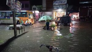 पानी मे तैरता हुआ खागा का विकास
सड़के बनी तालाब