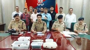 गल्ला व्यापारी की हत्या और पत्नी को गोली मारने के मामले का पुलिस ने किया खुलासा। 