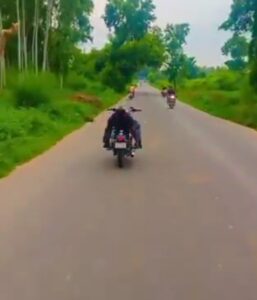 बाइक पर स्टंट करते युवक का विडियो वायरल