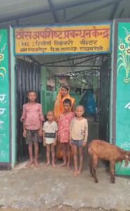 पीड़ित विधवा महिला का दर्द चार बच्चों के साथ ठोस तरल अपशिष्ट प्रबंधन केंद्र में रहने को मजबूर प्रधानमंत्री आवास से वंचित 