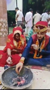 मुस्लिम युवती और हिंदू युवक ने मंदिर में लिए सात फेरे