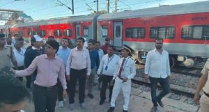 रायबरेली में वरिष्ठ रेल प्रबंधक एसके वर्मा ने लालगंज रेलवे स्टेशन का स्थलीय निरीक्षण किया।