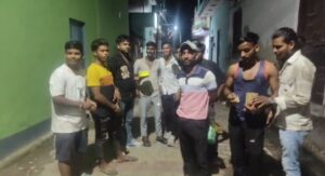 मोहल्ले की सड़क पर गुंडागर्दी से केक काटकर बीच सड़क पर मनाया जन्मदिन।*