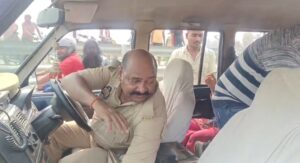 पुलिस की गाड़ी पर घायलों को ले गए सामुदायिक स्वास्थ्य केंद्र। 