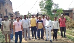 खराब सड़क को लेकर जिला पंचायत सदस्य वीरेंद्र यादव व प्रधान ने किया प्रदर्शन