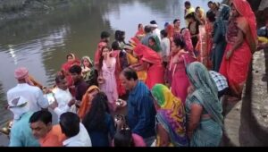 दिबियापुर में छठ महापर्व की धूम,छठ घाट पर उगते सूर्य को अर्घ्य दे रही व्रती महिलाएं,36 घंटे का उपवास पूर्ण