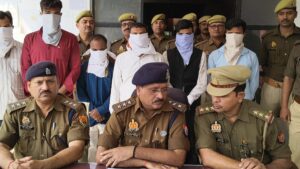 सैक्स रैक्ट का भंडाफोड़, छः जोडे हुये बरामद।