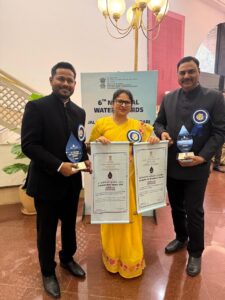 मिर्जापुर _ जिलाधिकारी पवन कुमार गंगवार को मिला अवार्ड ।