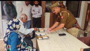 बेटे-बहू ने घर से निकाला, भूखे बुजुर्ग दंपति का सहारा बनी एटा पुलिस