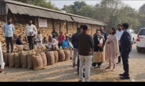 जिलाधिकारी हर्षिता माथुर ने धान क्रय केंद्रों में मंडी महाराजगंज व कुबना क्रय केंद्र का किया औचक निरीक्षण,