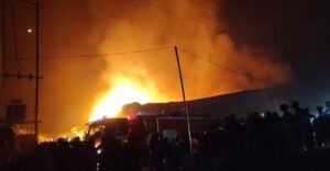 बरेली के बिथरी चैनपुर में उड़ला जागीर के प्लाई गोदाम में भीषण आग!