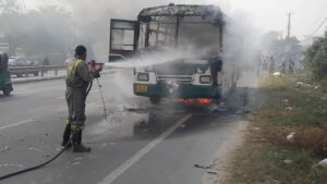 अचानक आग का गोला बनी रोडवेज बस, यात्रियों में अफरा-तफरी