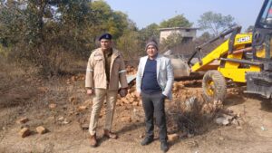 अवैध कच्ची शराब के अड्डों पर चला प्रशासन का 'बुलडोजर',