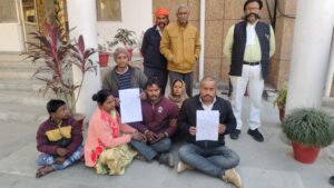 सोनहा थानेदार से नहीं मिला इंसाफ तो पीड़ित ने जिलाधिकारी कार्यालय को बनाया धरना स्थल।