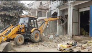 आवास विकास की नींद खुली, अवैध निर्माण पर चली कार्रवाई।