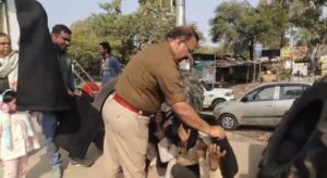 ठंड में राहत की पहल! मौदहा में SDM-CO ने गरीबों को ओढ़ाए कंबल.......