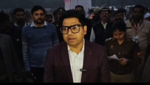 शहर में ब्लैकआउट तेज सायरन की आवाज गूंजी ।