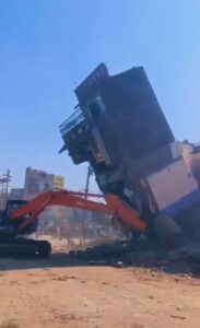 अतिक्रमण हटाते समय पोकलैंड मशीन पर गिरा पूरा मकान, टली बड़ी घटना