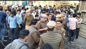 रोडवेज बस कार को बचाने के कारण डिवाइडर से टकरा कर बीच रोड पर पलटी,