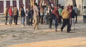 थाने के सामने इंटर कॉलेज में पेड़ पर फांसी के फंदे से लटका मिला युवक का शव।