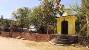 मंदिर की जमीन पर दबंगों का कब्जा, विरोध पर SC/ST केस की धमकी