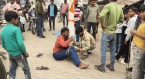 नशे में धुत युवक को परिवारजनों ने दी तालीबानी सजा।