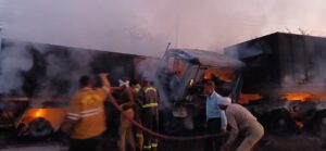 दो ट्रकों के आपसी टक्कर में लगी आग तीन की मौत।