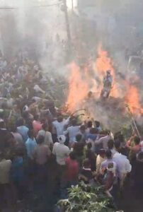 होलिका दहन की आग में युवक की छलांग, संभल में सनसनी