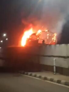 ✍️कानपुर कमिश्नरेट के पश्चमी जोन के अरौल थाना क्षेत्र मे एक चलती डीसीएम में आग का हाहाकार..!*