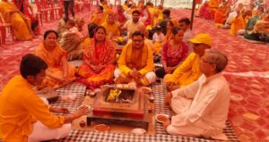 श्री हनुमान मंदिर चिलबिला पर चल रही गायत्री महायज्ञ प्रज्ञा पुराण कथा में उमड़ रही भक्तों की भीड़