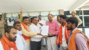 लव जिहाद व अवैध धर्मांतरण पर सख्त कानून की मांग, डीएम को सौंपा मुख्यमंत्री के लिए सम्बोधित ज्ञापन