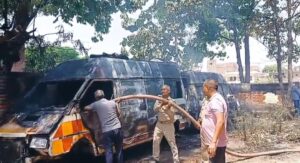 रायबरेली से एक बड़ी खबर सामने आ रही है,जहां एक खड़ी एंबुलेंस अचानक आग का गोला बन गई।