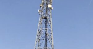 सैकड़ों फीट ऊंचे मोबाइल टावर पर चढ़ी महिला, इलाके में मचा हड़कंप।