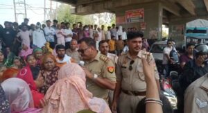 जनपद के पिलखुवा क्षेत्र में स्मार्ट मीटर लगाए जाने के विरोध में महिलाओं का गुस्सा सड़क पर देखने को मिला।