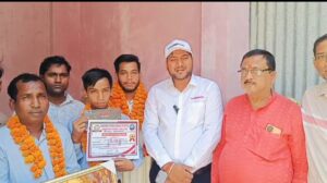 ठेले पर चाट बेचने वाले के बेटे ने किया जिला टॉप,समाजसेवियों ने किया सम्मान