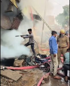 धू धू कर के जलती हुई मार्केट में फंस गए कुछ परिवार.