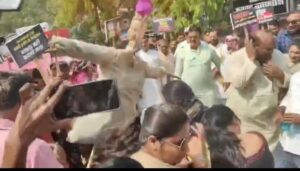 पुतला दहन के दौरान हादसा, भाजपा विधायक अनुपमा जायसवाल का चेहरा झुलसा।