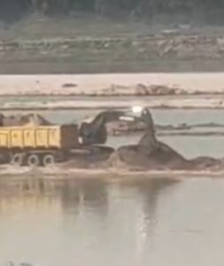 फतेहपुर में यमुना बनी ‘मौरंग माफियाओं की खुली खान’, बीच धारा में पुल बनाकर धड़ल्ले से अवैध खनन।