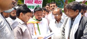 कॉंग्रेस पार्टी अर्जुन पासी पूर्व प्रत्याशी सलोन विधानसभा के नेतृत्व में बिजली उपभोक्ताओं ने प्रीपेड स्मार्ट मीटर के नाम पर हो रही अवैध वसूली और अघोषित बिजली कटौती के खिलाफ जोरदार प्रदर्शन किया गया।