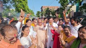 तीन राज्यों में बीजेपी की प्रचंड जीत पर बीजेपी कार्यालय मुरादाबाद पर जश्न का माहौल।