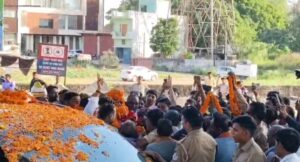 पश्चिम बंगाल मे ऐतिहासिक विजय के बाद जन-जन का अभिनंदन करने पहुंचे राज्य मंत्री संजय सिंह गंगवार।