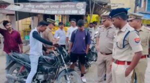 एसएसपी डॉ0 इलामारन ने भारी पुलिस बल के साथ कोतवाली नगर क्षेत्र में किया पैदल गश्त।