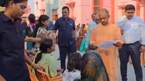 चिंता मत करिए, हर समस्या का होगा समाधान.. गोरखपुर में CM योगी ने सुनीं फरियाद