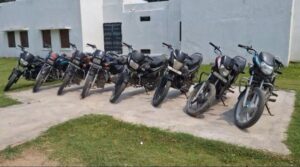 देवरिया में वाहन चोर गिरोह का भंडाफोड़, दो शातिर गिरफ्तार, 8 चोरी की बाइक बरामद