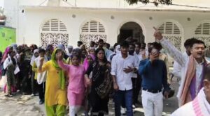 देवरिया जनपद के ग्राम पंचायत सहायक एवं सहायिकाओं ने अपनी विभिन्न समस्याओं और मांगों को लेकर जिला मुख्यालय पर प्रदर्शन किया।