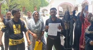आवास आवंटन में धांधली,ग्रामीणों ने जिलाधिकारी से की शिकायत,