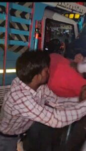 मेडिकल कॉलेज के इमरजेंसी गेट के बाहर बाइक और पिकअप की टक्कर के बाद हंगामा।