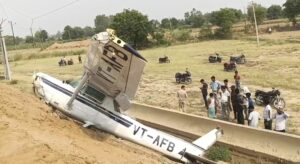 कासगंज में ट्रेनिंग विमान दुर्घटनाग्रस्त, प्रशिक्षु पायलट युवती घायल; हाईटेंशन लाइन से टकराने के बाद खेत में गिरा विमान