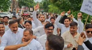 जंतर-मंतर लाठीचार्ज के विरोध में मेरठ के वकीलों का प्रदर्शन, राष्ट्रपति के नाम सौंपा ज्ञापन।