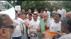 धर्मेंद्र प्रधान के इस्तीफे पर कांग्रेस का जश्न, मेरठ में बांटे लड्डू और निकाला विजय मार्च